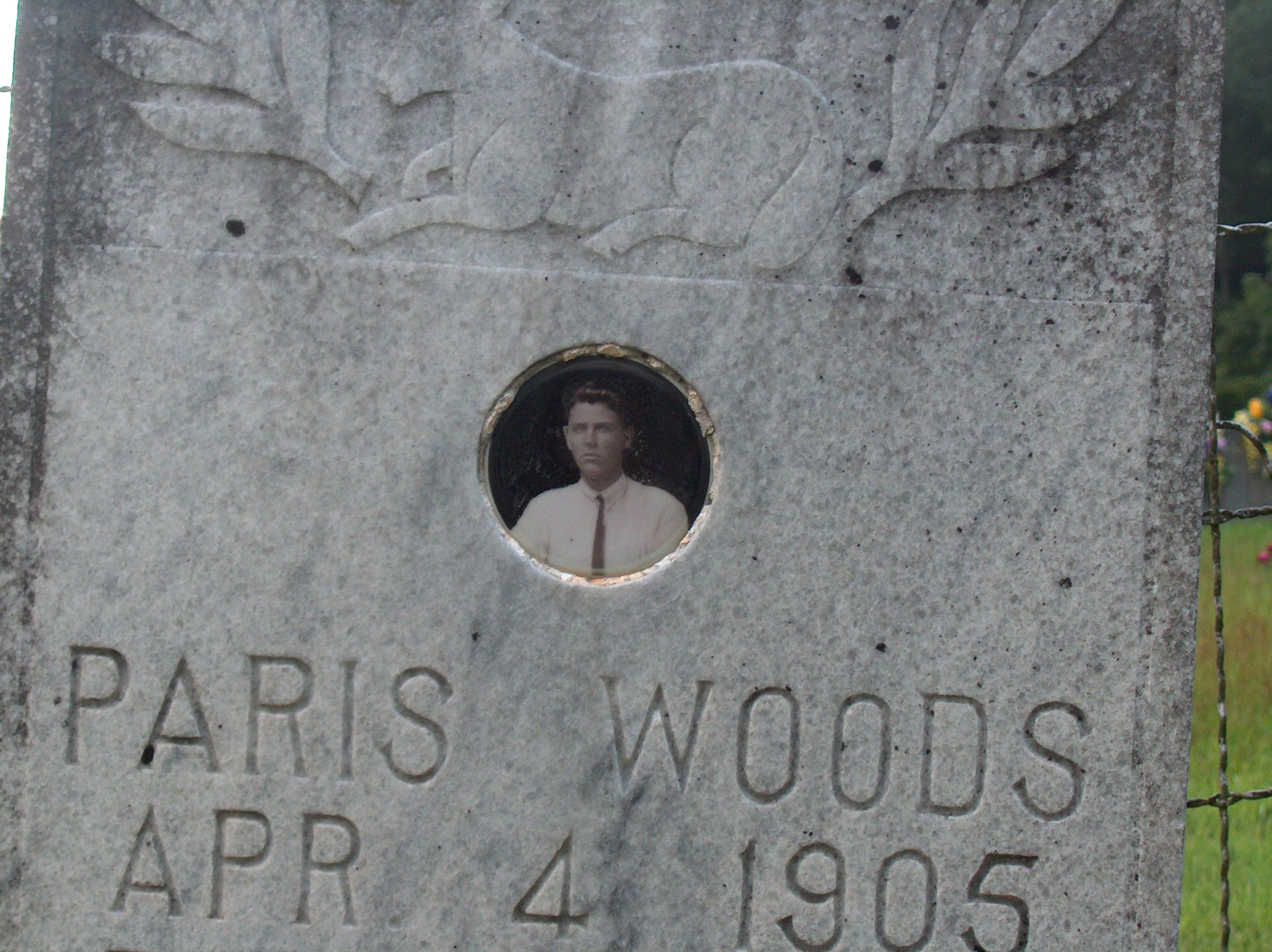 Grave of Paris Woods with an embedded photo